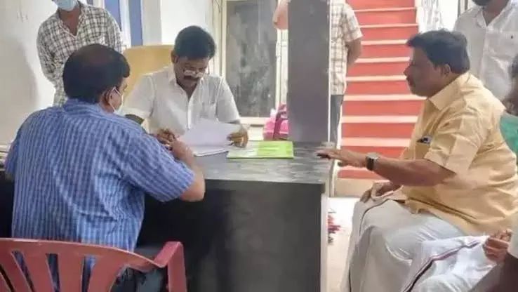 போக்குவரத்து பணிமனை கிளை அலுவலரிடம் மனுக்களை வழங்கிய எம்எல்ஏ