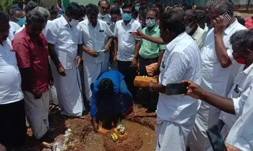 பஞ்சாயத்து யூனியன் பள்ளியில் சுற்று சுவர் அமைக்கும் பணி துவக்கம் பஞ்சாயத்து யூனியன் பள்ளியில் சுற்று சுவர் அமைக்கும் பணி துவக்கம்