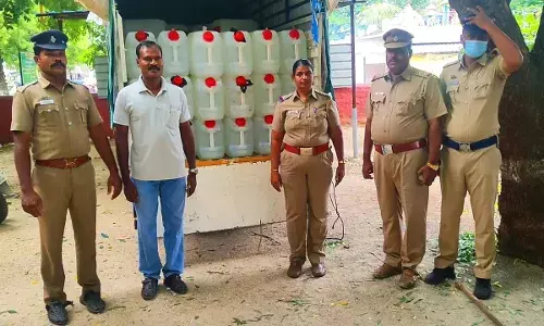 மினிவேனில் 3500 லிட்டர் எரிசாராயம் கடத்தல்: டிரைவர் தப்பியோட்டம் மினிவேனில் 3500 லிட்டர் எரிசாராயம் கடத்தல்: டிரைவர் தப்பியோட்டம்