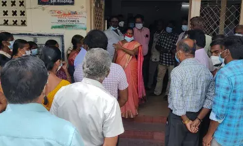 அரசு மருத்துவமனை டீனை முற்றுகையிட்டு ஊழியர்கள் போராட்டம்