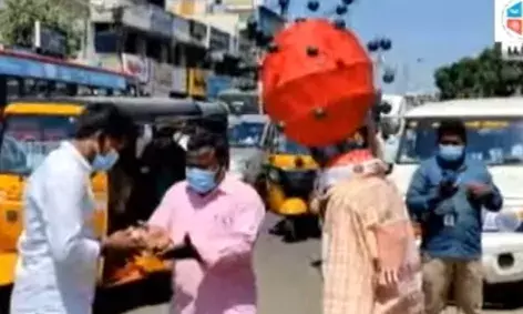 பூந்தமல்லியில் கொரோனா போன்று வேடமிட்டு நூதன விழிப்புணர்வு