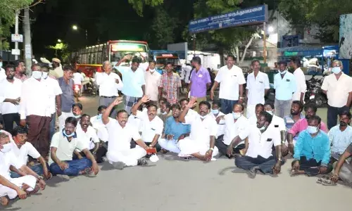 கும்பகோணத்தில் வழக்கறிஞர் மீது தாக்குதல்;  திடீர் சாலை மறியலால் பரபரப்பு