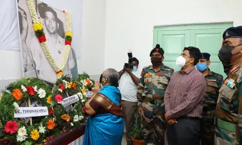 சவுரியா சக்ரா விருது பெற்ற மறைந்த இராணுவ வீரர் மனைவியை  கலெக்டர் விஷ்ணு கௌரவித்தார் சவுரியா சக்ரா விருது பெற்ற மறைந்த இராணுவ வீரர் மனைவியை  கலெக்டர் விஷ்ணு கௌரவித்தார்