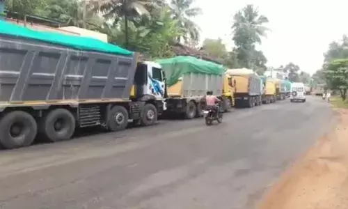 குமரியில் வருவாய்த்துறை அதிகாரிகள் சோதனையில் சிக்கிய 12 லாரிகள்