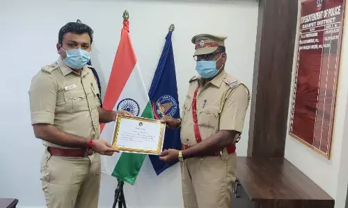 எரிசாராயம் கடத்தி வந்த வேனை மடக்கி பிடித்த போலீஸாருக்கு எஸ்பி பாராட்டு