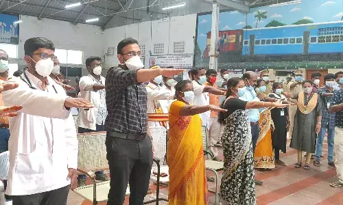 நாகப்பட்டினம்  ரயில் நிலையத்தில்  கொரோனா விழிப்புணர்வு நாடகம்