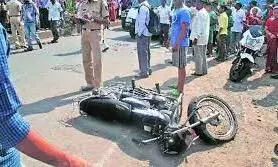 செய்யாறு அருகே இரவு நிகழ்ந்த சாலை விபத்தில் லாரி ஓட்டுநர் உயிரிழப்பு செய்யாறு அருகே இரவு நிகழ்ந்த சாலை விபத்தில் லாரி ஓட்டுநர் உயிரிழப்பு
