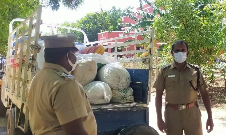 1500 கிலோ ரேசன் அரிசி கடத்தல்: மடக்கிப் பிடித்த சங்கரன்கோவில் காவல்துறையினர் 1500 கிலோ ரேசன் அரிசி கடத்தல்: மடக்கிப் பிடித்த சங்கரன்கோவில் காவல்துறையினர்