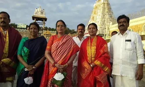 திருப்பதி கோவிலில்  துர்கா ஸ்டாலின் மற்றும் குடும்பத்தினர்