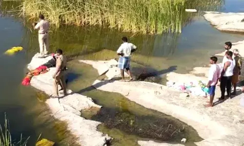 பாறையில் வழுக்கி விழுந்து பெண் பலி : போலீசார் விசாரணை