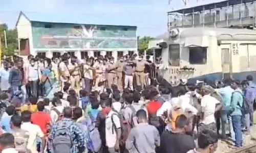 பொன்னேரியில் ரயிலை மறித்து, 200க்கும் மேற்பட்ட பயணிகள் போராட்டம் பொன்னேரியில் ரயிலை மறித்து, 200க்கும் மேற்பட்ட பயணிகள் போராட்டம்
