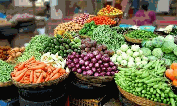 தேனியில் வாரச்சந்தையில் வர்த்தகம் பாதிப்பு: வியாபாரிகள் புகார் தேனியில் வாரச்சந்தையில் வர்த்தகம் பாதிப்பு: வியாபாரிகள் புகார்