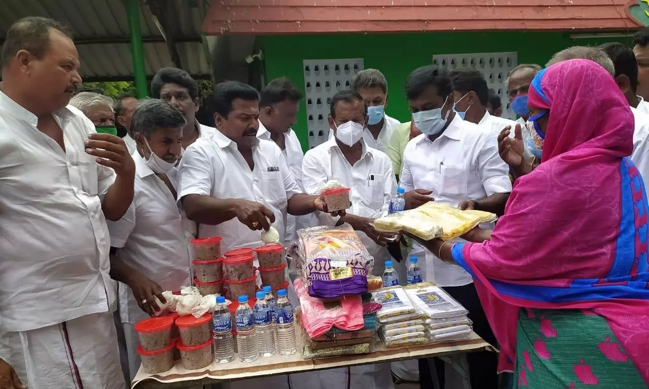 திருவேடகத்தில் கருணாநிதி நினைவு தினம் அனுசரிப்பு: திமுகவினர் நலத்திட்ட உதவி திருவேடகத்தில் கருணாநிதி நினைவு தினம் அனுசரிப்பு: திமுகவினர் நலத்திட்ட உதவி