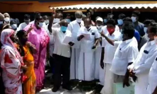ஆரம்பாக்கத்தில் தனியார் வங்கியை கண்டித்து பொதுமக்கள் ஆர்ப்பாட்டம்
