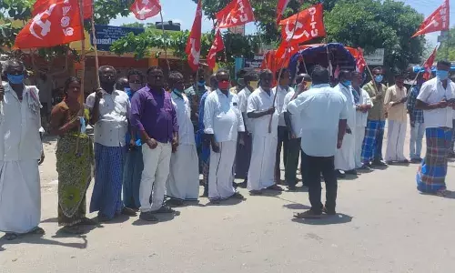 மத்திய அரசை கண்டித்து விவசாய தொழிலாளர் சங்கத்தினர் ஆர்ப்பாட்டம்