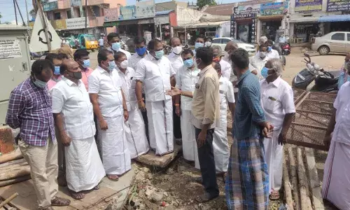 வடிகால், சாலை பணிகளை முடிக்க அதிகாரிகளுக்கு 10 நாள் கெடு கொடுத்த  எம்எல்ஏ