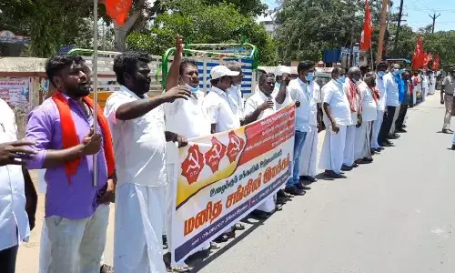 நாகையில் தமிழ்நாடு விவசாய சங்கத்தின் சார்பில்  மனித சங்கிலி போராட்டம்