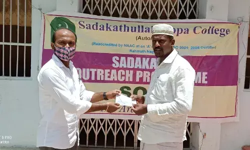 வழிபாட்டு தலங்களுக்கு மாஸ்க், சானிடைசர் வழங்கி கொரோனா விழிப்புணர்வு வழிபாட்டு தலங்களுக்கு மாஸ்க், சானிடைசர் வழங்கி கொரோனா விழிப்புணர்வு