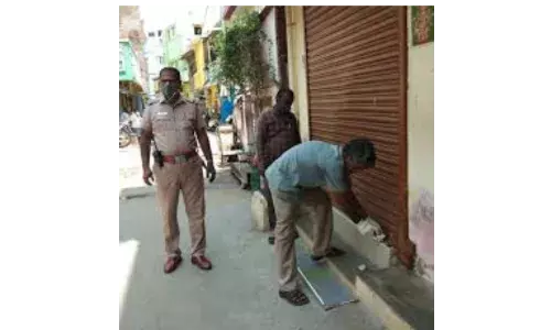 கொரோனா விதிமுறைகளை கடைப்பிடிக்காமல் செயல்பட்ட நகைக்கடை, செல்போன் கடைக்கு சீல்
