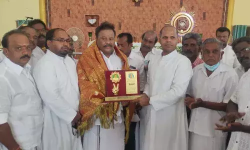 சவேரியார் ஆலயம் புதுப்பிப்பு: முன்னாள் அமைச்சருக்கு  ஊர் மக்கள் பாராட்டு