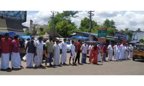 பல்வேறு கோரிக்கைகளை வலியுறுத்தி பட்டுக்கோட்டையில் மனித சங்கிலி போராட்டம்