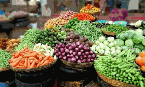 தேனியில் வாரச்சந்தையில் வர்த்தகம் பாதிப்பு:  வியாபாரிகள் புகார்