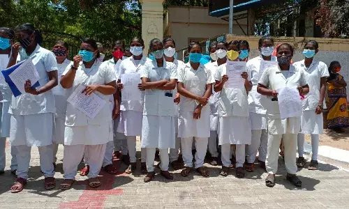 நெல்லையில் தற்காலிக செவிலியர்கள் பணி நீக்கம்; ஆட்சியர் அலுவலகம் முற்றுகை