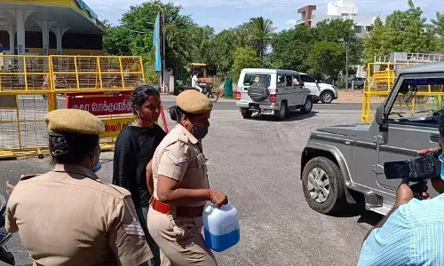 புதுக்கோட்டை ஆட்சியர் அலுவலகத்தில் மண்ணெண்ணெய் கேனுடன் நுழைந்த பெண்ணால் பரபரப்பு