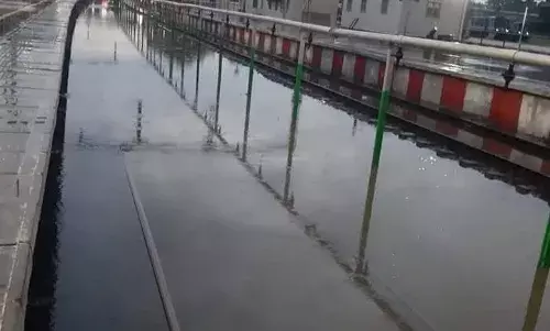 கனமழையின் காரணமாக தண்டவாளம் தண்ணீரில் மூழ்கியது. ரயில்கள் தாமதம்