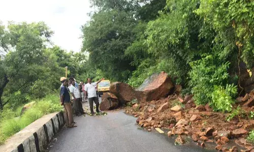 ஏலகிரி மலையில் மண்சரிவு; மூன்று மணி நேரம் போக்குவரத்து பாதிப்பு ஏலகிரி மலையில் மண்சரிவு; மூன்று மணி நேரம் போக்குவரத்து பாதிப்பு