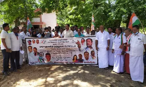 பெட்ரோல், காஸ் விலை உயர்வு கண்டித்து காங்கிரஸ் கட்சி முற்றுகை பாேராட்டம் பெட்ரோல், காஸ் விலை உயர்வு கண்டித்து காங்கிரஸ் கட்சி முற்றுகை பாேராட்டம்