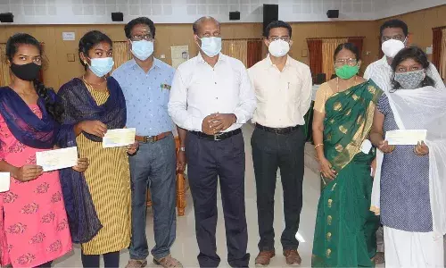 நீட் தேர்வு விண்ணப்ப கட்டணம்: அரசு பள்ளி மாணவர்களுக்கு கலெக்டர் உதவி