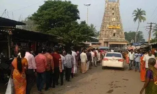 சிறுவாபுரி முருகன் கோயிலில் தரிசனம் ரத்து; வெளியில் நின்றபடி தரிசனம் செய்த மக்கள்