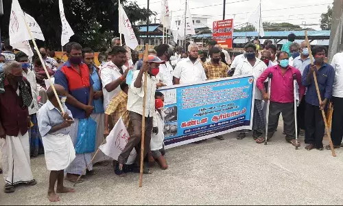 சேலம் ஜங்ஷன் ரயில்நிலையம் முன்பு மாற்றுத்திறனாளிகள் கண்டன ஆர்ப்பாட்டம்