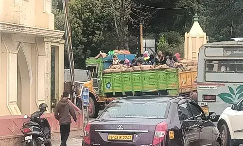 உதகையில் மீண்டும் ஆபத்தான லாரிப்பயணம்; மாவட்ட நிர்வாகம் நடவடிக்கை எடுக்குமா?