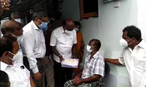 மக்களை தேடி மருத்துவம் திட்டம்: வீடு தேடி சென்று  வழங்கிய சுகாதாரத்துறை அமைச்சர்