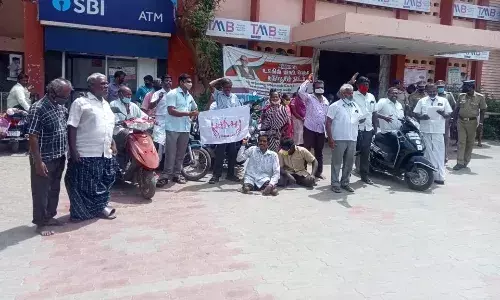 சிறப்பு ரயில் பெட்டிகளை மீண்டும் திறந்து விட கோரி : மாற்றுத்திறனாளிகள் ஆர்ப்பாட்டம்