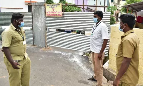 ஈராேட்டில் ஒரே தெருவில்  11 பேருக்கு தொற்று : தீவிர கண்காணிப்பு