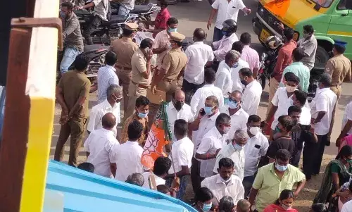 திருப்பூரில் குடிநீர் வராததை கண்டித்து சாலை மறியல்