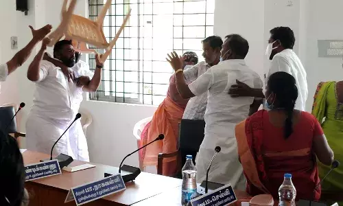 மாதாந்திர கூட்டத்தில் அதிமுக உறுப்பினர்களிடையே மோதல்