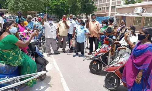 அடிப்படை வசதிகள் இன்றி மருத்துவ முகாம், மாற்று திறனாளிகள் சாலைமறியல்