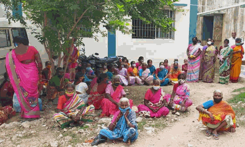 ஒதுக்கிய நேரப்படி வேலையில்லை; ஊராட்சி ஒன்றியம் முன் மக்கள் தர்ணா