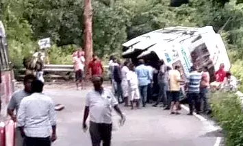 கொல்லிமலை மலைப்பாதையில்  சுற்றுலா வேன் கவிழ்ந்து விபத்து