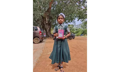 3 நிமிடத்தில் 300 திருக்குறளை ஒப்பித்து உலக சாதனை படைத்த 5 ஆம் வகுப்பு மாணவி