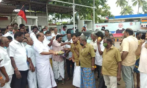 லிட்டருக்கு ரூ 3 குறைப்பு: திமுகவினர் இலவச பெட்ரோல் வழங்கி கொண்டாட்டம்
