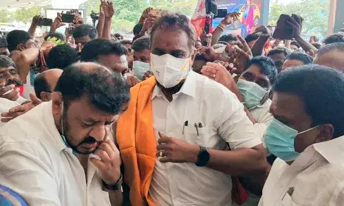 அரசியல் காழ்ப்புணர்ச்சி தான் ரெய்டுக்கு காரணம்:  எஸ்.பி.வேலுமணி