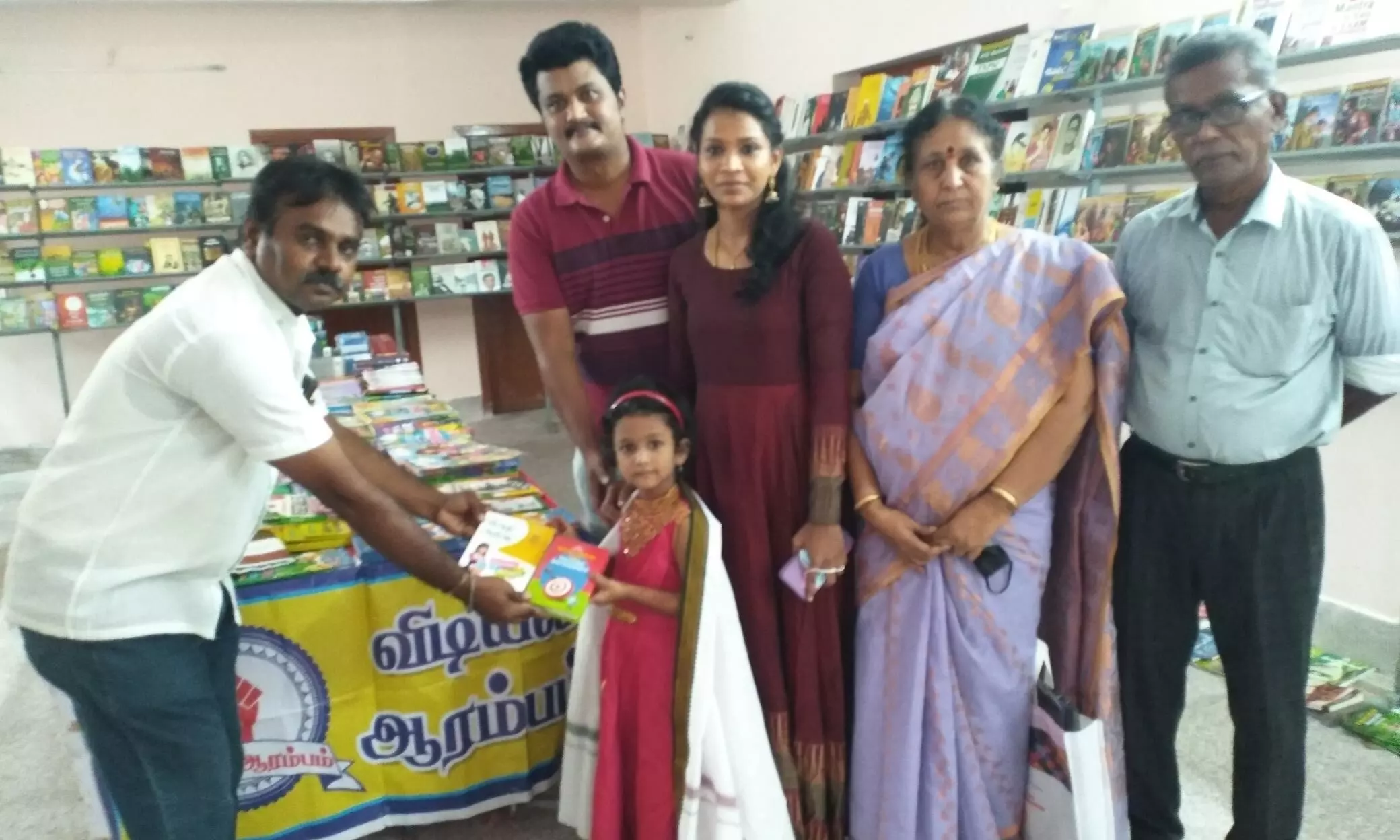 உலக சாதனை படைத்த குமாரபாளையம் மாணவ, மாணவிகளுக்கு பாராட்டு விழா உலக சாதனை படைத்த குமாரபாளையம் மாணவ, மாணவிகளுக்கு பாராட்டு விழா