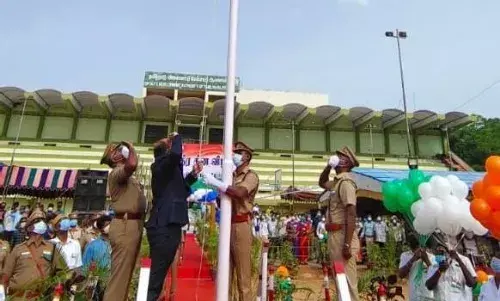 75 ஆம் ஆண்டு சுதந்திர தினம் : ஈரோட்டில் கலெக்டர் தேசிய கொடியேற்றி மரியாதை.