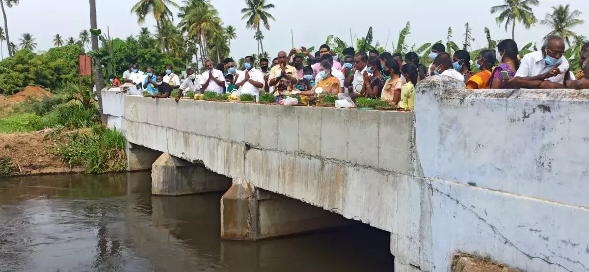 800 ஆண்டுகள் பழமை வாய்ந்த காலிங்கராயன் பாசன வாய்க்காலுக்கு மரியாதை