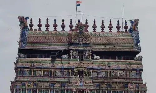 சிதம்பரம் நடராஜர் கோயில் ராஜகோபுரத்தில் ஏற்றப்பட்ட தேசியக் கொடி